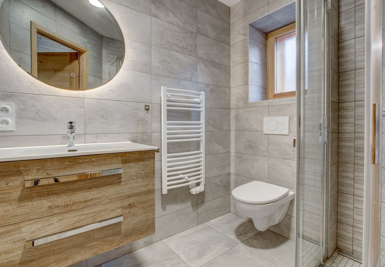 Chalet Arthur 2 - Bedroom 2 bathroom - Morzine - Snow and Trek