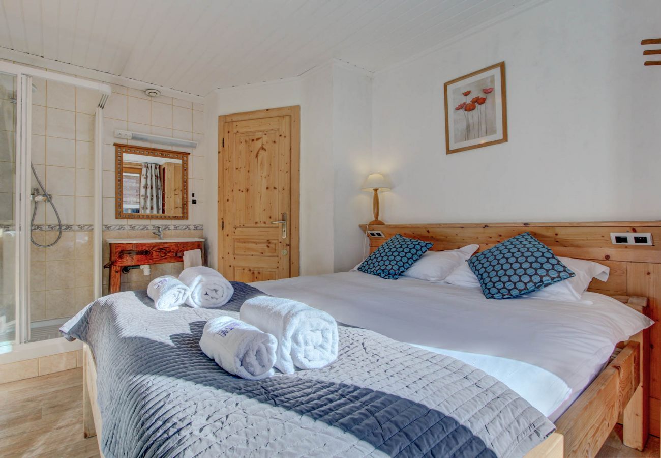 Chalet Arthur 3 - Double with shower  - Morzine - Snow and Trek