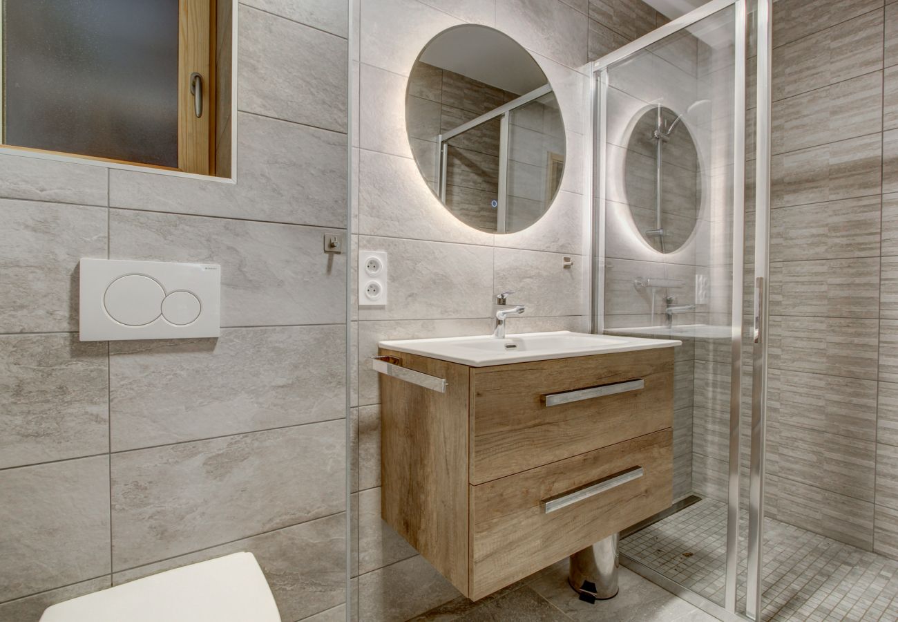 Chalet Arthur 2 - Bedroom 3 bathroom - Morzine - Snow and Trek