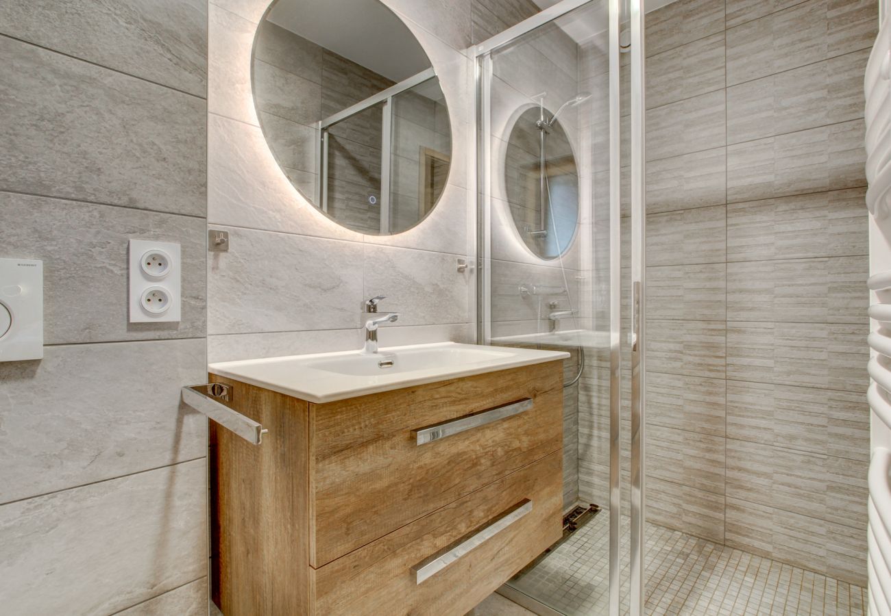 Chalet Arthur 2 - Bedroom 1 bathroom- Morzine - Snow and Trek