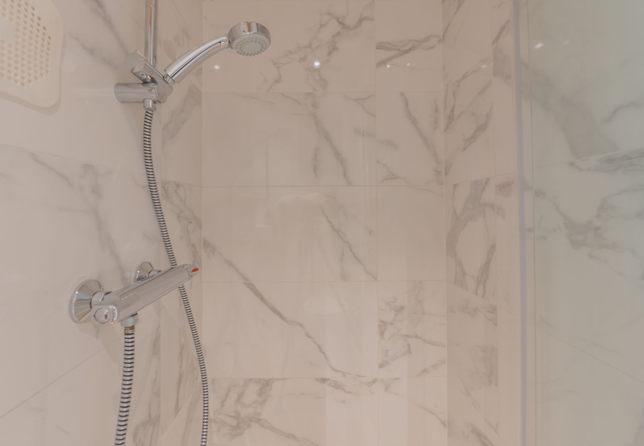 Berberis 2 apartment - shower bathroom  - morzine 