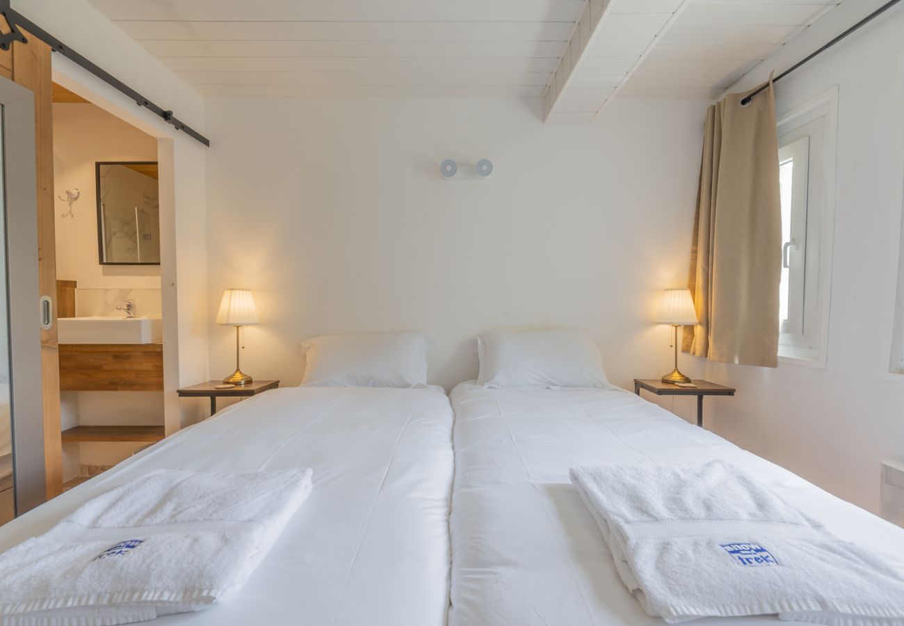 Berberis 2 apartment - bedroom  - morzine 