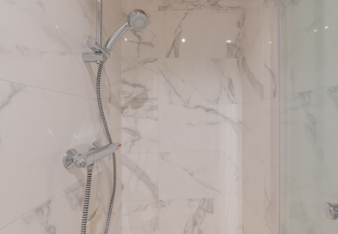 Berberis 2 apartment - shower bathroom - morzine 